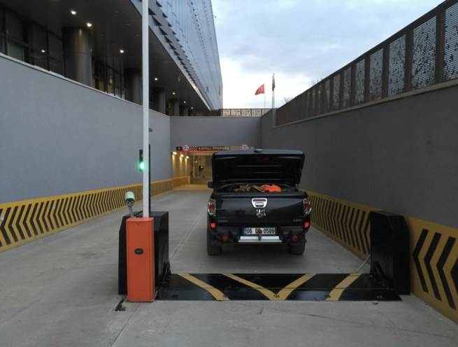 Surface Mounted Hydraulic Road Blocker - Image 3