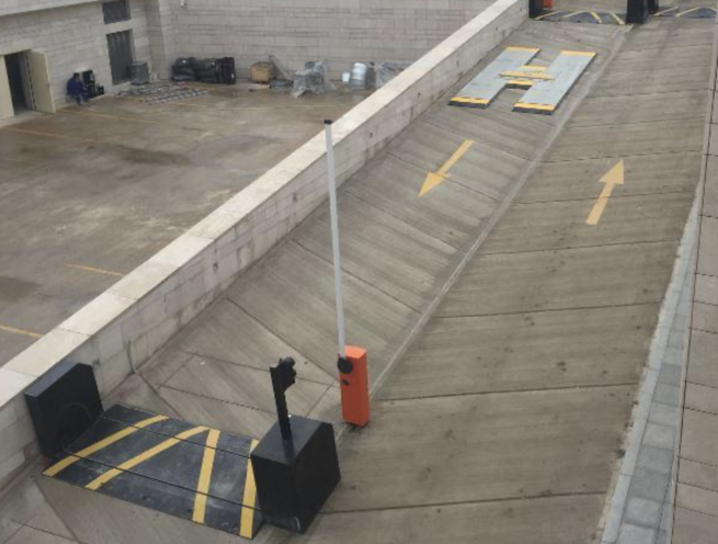 Surface Mounted Hydraulic Road Blocker