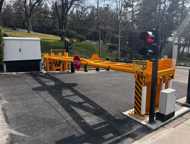 K8, K12, PAS68 Crash Tested Hydraulic Rising Arm Barrier - Image 2