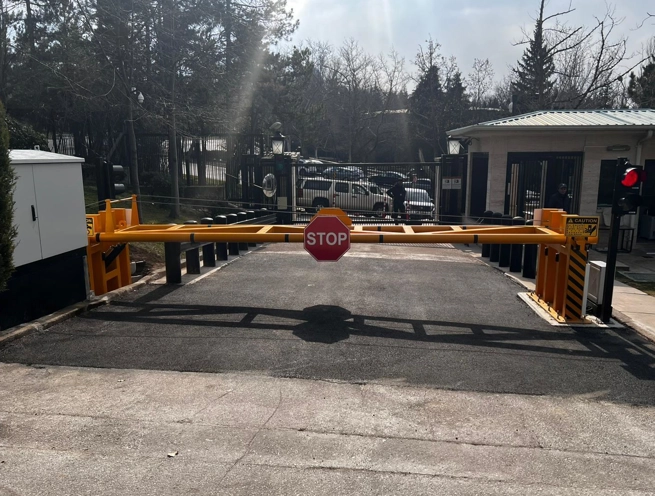 K8, K12, PAS68 Crash Tested Hydraulic Rising Arm Barrier - Image 4